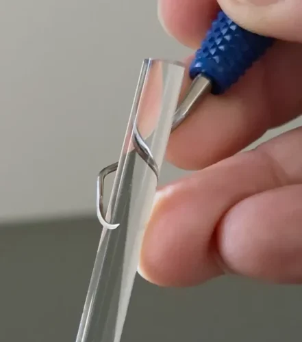 Prüfung der Schneidkante einer geschärften Kürette mit dem Kunststoff-Teststick