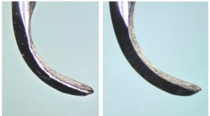 Vergleich zweier Küretten: Links stumpf (Lichtreflexion an der Schneidkante), rechts scharf (keine Reflexion) – Lichtreflexionstest beim Küretten schärfen