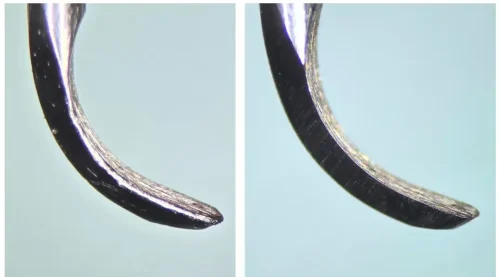 Vergleich zweier Küretten: Links stumpf (Lichtreflexion an der Schneidkante), rechts scharf (keine Reflexion) – Lichtreflexionstest beim Küretten schärfen